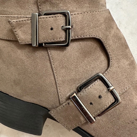 Reaction by Kenneth Cole ankle boots with 2 straps, zipper closure. size 9.5 - Picture 8 of 8